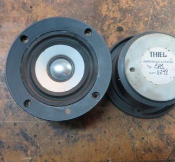 Zorgvuldige eindassemblage van een gerestaureerde Thiel CS 1.6 vloerstaander. De drivers worden luchtdicht gemonteerd op de hellende baffle met een momentsleutel voor de ultieme luistertest.