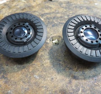 Bowers & Wilkins P5 tweeter reparatie en restauratie door een specialist in high-end luidsprekers. Problemen met de hoge tonen of beschadigde tweeteronderdelen kunnen professioneel worden aangepakt om de oorspronkelijke prestaties te herstellen.