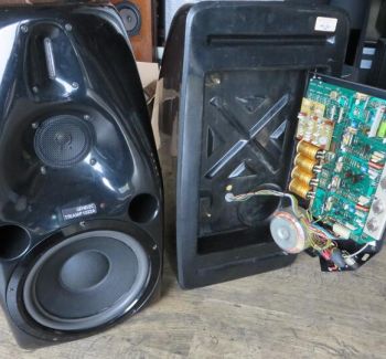 Genelec Triamp 1029A tijdens een technische reparatie. De actieve elektronica, woofer en behuizing worden zorgvuldig gecontroleerd. Gespecialiseerde restauratie van vintage en professionele Genelec luidsprekers bij Loudspeakerrepair.com.