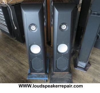Chirurgisch herstel van de kwetsbare 1-inch aluminium dome tweeter van de Thiel PCS. Onder een krachtige loep hardsolderen we de flinterdunne toevoerdraden met zilvertingeleiding voor optimaal hoogbereik.
