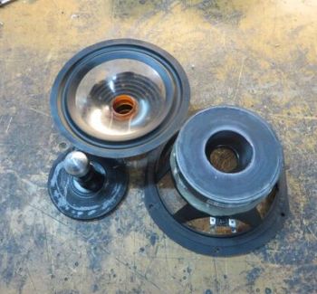 Apertura luidspreker reparatie van hoogwaardige speakerunits. Herstelling van Apertura woofer, middentoner en tweeter met aandacht voor originele specificaties en optimale geluidskwaliteit.
