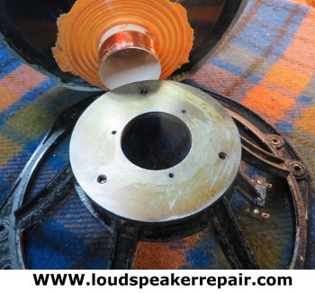 Bowers & Wilkins 801 Series 80 luidsprekers zijn geliefd bij kenners van vintage audio. Na vele jaren kunnen surrounds, woofers en tweeters slijtage vertonen. Deskundige reparatie helpt de oorspronkelijke prestaties te herstellen.