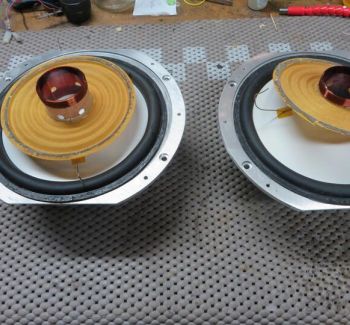 High-temp epoxy verlijming van de geanodiseerde Thiel aluminium conus aan de spoeldrager. Deze flexibele rvs-lijmverbinding vangt extreme piekbelastingen op zonder nare metaalachtige rammels.
