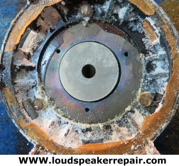 Restauratie van de B&W 801 Series 80 vraagt specifieke kennis van klassieke luidsprekertechniek. Woofers, tweeters, middentoners en spreekspoelen kunnen zorgvuldig worden gecontroleerd en professioneel worden hersteld.