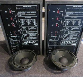 Genelec S30 actieve monitors tijdens restauratie. De woofers zijn verwijderd voor controle en herstel. Ook de ingebouwde elektronica en aansluitingen worden nagekeken om de originele werking van deze professionele monitors te behouden.