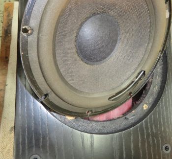 Vintage Acarian Systems Alon 1 speaker restauratie. Reparatie van woofer, tweeter en luidsprekerbehuizing met aandacht voor originele uitvoering, correcte montage en behoud van de karakteristieke klank.
