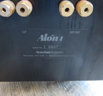 Acarian Systems Alon 1 luidspreker reparatie. Herstelling van beschadigde woofer en speakeronderdelen, met professionele controle van conus, surround en spreekspoel voor een optimale werking.