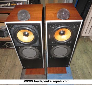 De B&W DM7 is een klassieke luidspreker van Bowers & Wilkins met een herkenbare vintage uitstraling. Professionele restauratie van woofers, tweeters, surrounds en andere onderdelen helpt deze bijzondere speakers te behouden.