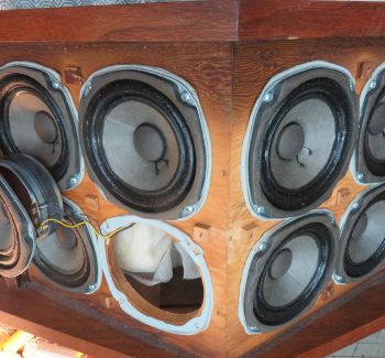 Bose 901 luidspreker reparatie tijdens een volledige restauratie. De vele originele speakerunits worden zorgvuldig nagekeken en hersteld. Specialist in Bose 901 speaker repair, woofer reparatie, vintage speakers en professionele luidspreker restauratie.