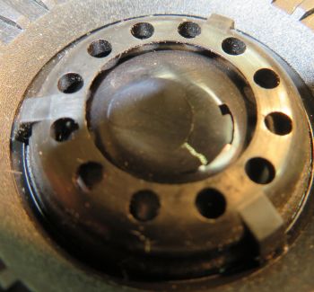 Professionele reparatie van B&W P5 tweeters voor Bowers & Wilkins luidsprekers. Defecte of beschadigde tweeters worden zorgvuldig onderzocht en waar mogelijk hersteld, met aandacht voor de originele klank en hoogwaardige geluidsweergave.