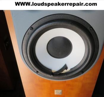 Cabasse woofer reparatie met gedemonteerde luidsprekerunits tijdens restauratie. De woofers en tweeter worden zorgvuldig gecontroleerd en hersteld. Professionele Cabasse speaker repair voor vintage en high-end luidsprekers wereldwijd. met vakkennis.