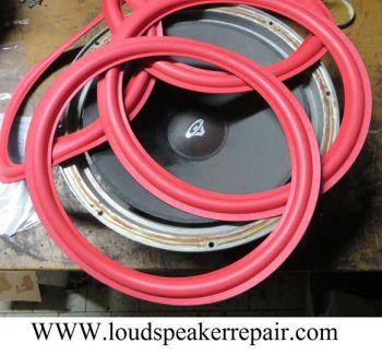 Cerwin Vega woofer reparatie tijdens een volledige luidspreker restauratie. Deze krachtige vintage speakers worden technisch hersteld met nieuwe surroundranden, zodat de woofers opnieuw correct kunnen functioneren en hun karakter behouden.