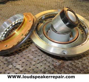 Handmatig herwikkelen van de spreekspoel voor een Thiel CS 3.6 woofer. Met onze precisiewikkelmachine repliceren we exact de short-coil/long-gap fabrieksspecificaties van Thiel Audio voor een minimale vervorming