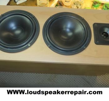 Cabasse luidspreker reparatie van een beschadigde woofer. Deze vintage Cabasse speaker wordt zorgvuldig gerestaureerd met aandacht voor de ophanging, conus en originele geluidsweergave. Specialist in Cabasse speaker repair en woofer restoration.