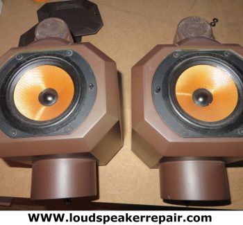 Professionele reparatie van Bowers & Wilkins 801 Series 80 luidsprekers. Van woofer en tweeter tot surround en spreekspoel: elk onderdeel kan zorgvuldig worden onderzocht en waar nodig hersteld om deze klassieke speaker te behouden.