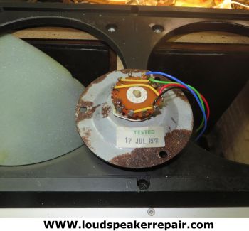 Vintage B&W DM7 luidsprekers kunnen na vele jaren gebruik onderhoud of restauratie nodig hebben. Professionele reparatie van woofers, tweeters en andere onderdelen helpt deze klassieke Bowers & Wilkins speakers in goede conditie te houden.