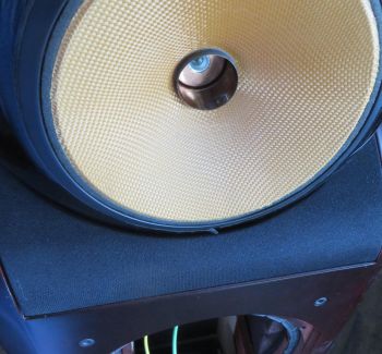 Restauratie van Bowers & Wilkins 802 Series 80 luidsprekers met aandacht voor detail. Reparatie van woofers, surrounds, spreekspoelen en tweeters kan deze vintage high-end speakers opnieuw optimaal laten functioneren.