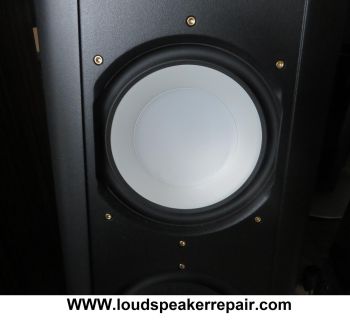 Complexe demontage van de gelaagde neodymium magneetstructuur van de Thiel CS 3.7 puntbron. Specialistische hifi-reparatie in Adegem om deze geavanceerde, onvervangbare audio-units te redden.