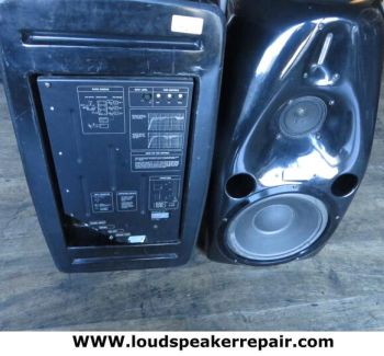 Een paar Genelec S30 actieve studio monitors na technische controle. Deze professionele luidsprekers combineren een compacte behuizing met ingebouwde versterking en zijn geliefd bij liefhebbers van hoogwaardige vintage audiotechniek.