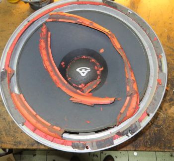Restauratie van Cerwin Vega woofers met nieuwe rode surroundranden. Deze speaker repair zorgt voor een correcte ophanging en betrouwbare werking. Specialist in Cerwin Vega luidspreker reparatie, woofer repair en vintage speaker restauratie.
